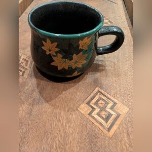 Elegant Black and Gold Leaf Mug